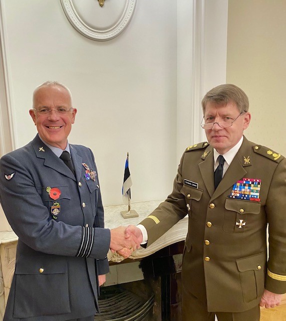 Wing Commander Banks and Lieutenant Colonel Luman shake hands.